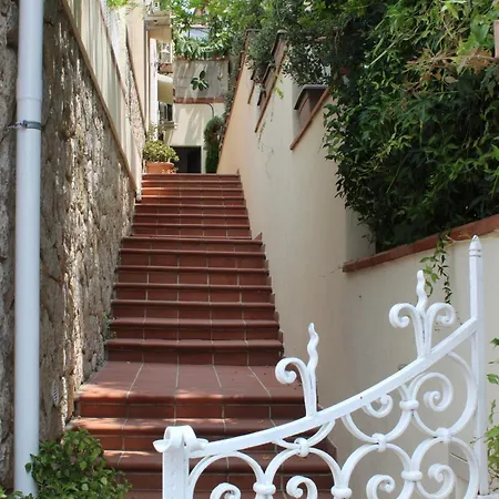 Donna Rosa - Your In Taormina