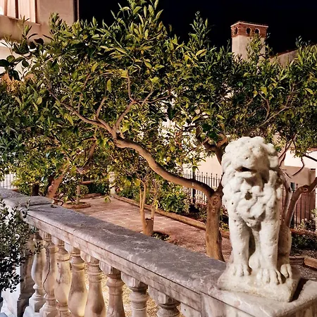 Donna Rosa - Your In Lejlighed *