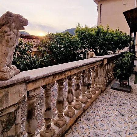 Donna Rosa - Your In Taormina