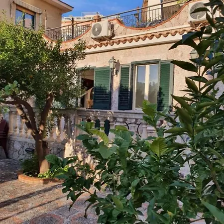 Donna Rosa - Your In Taormina